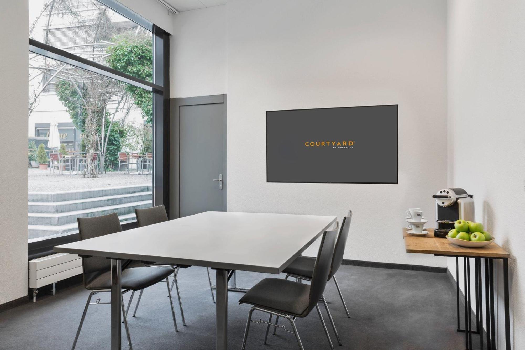 Отель Courtyard By Marriott Zurich North Экстерьер фото