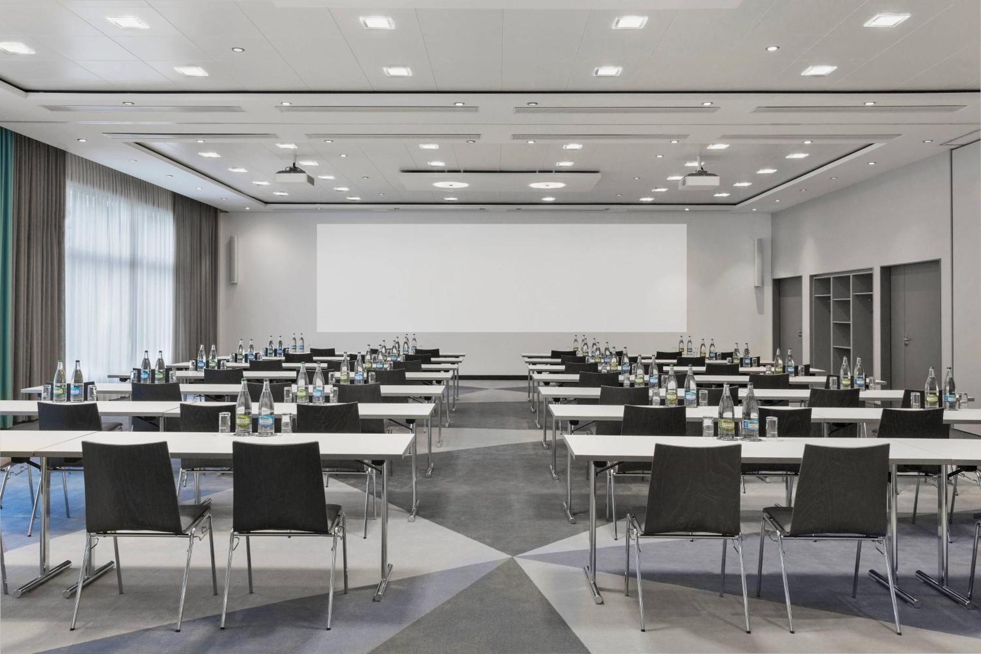 Отель Courtyard By Marriott Zurich North Экстерьер фото