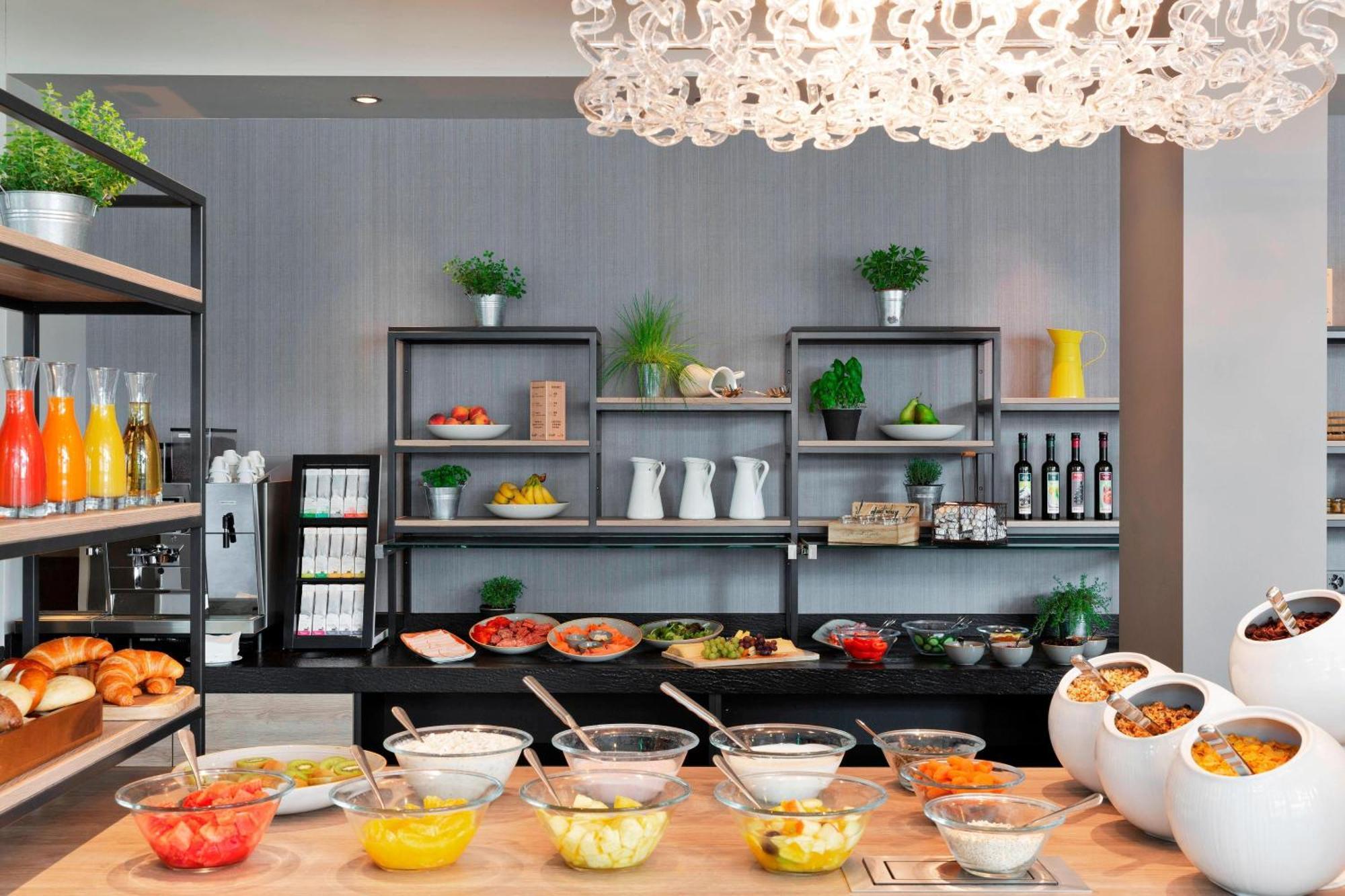 Отель Courtyard By Marriott Zurich North Экстерьер фото