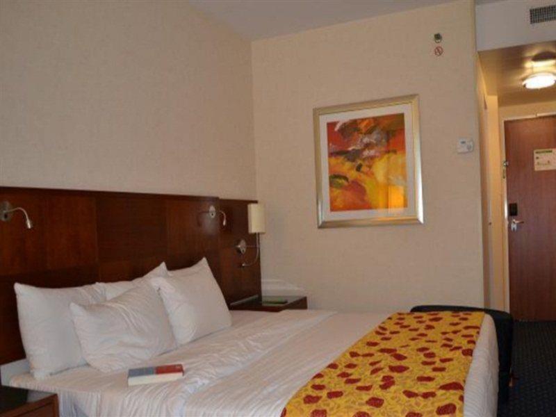 Отель Courtyard By Marriott Zurich North Экстерьер фото